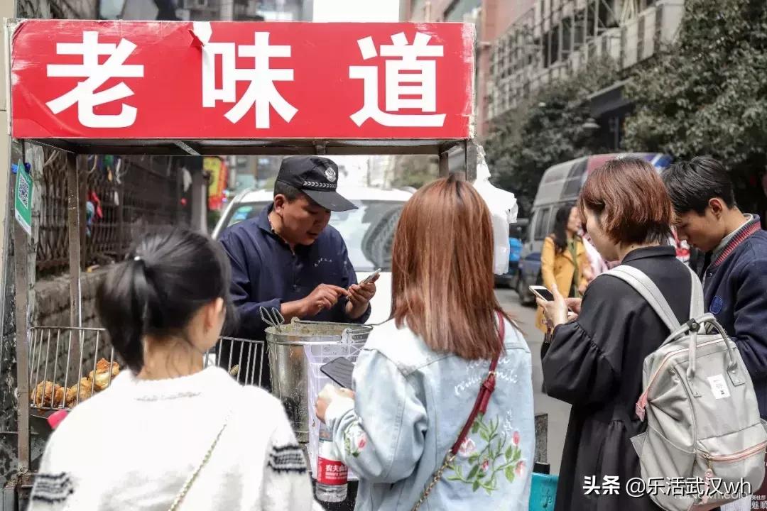排的队比街道长!这条街什么来头?