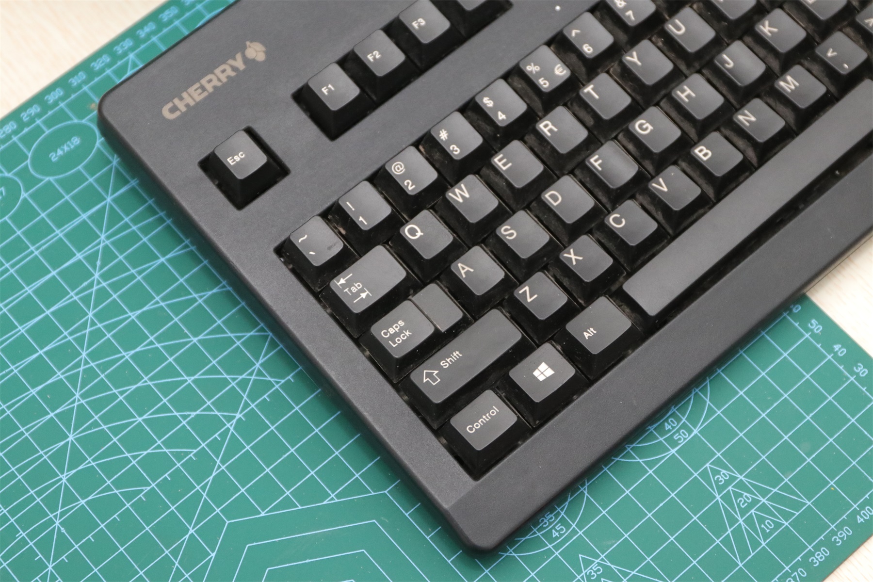 3494机械键盘,不到百元的青轴高颜值键盘