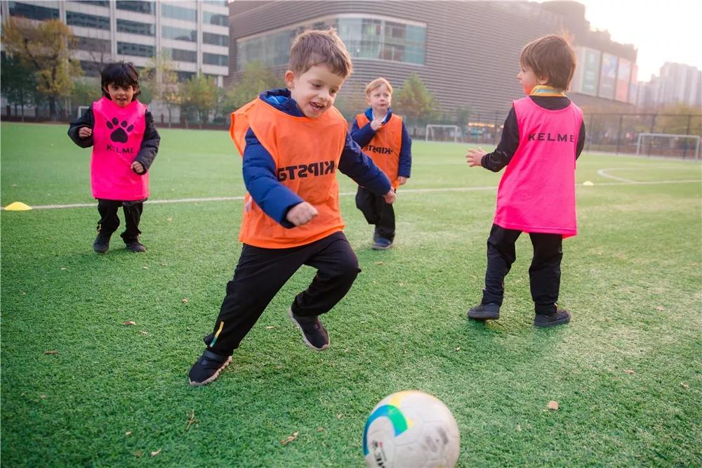 天津这所学校火了!高尔夫、足球、科学实验...孩子吵着都要来