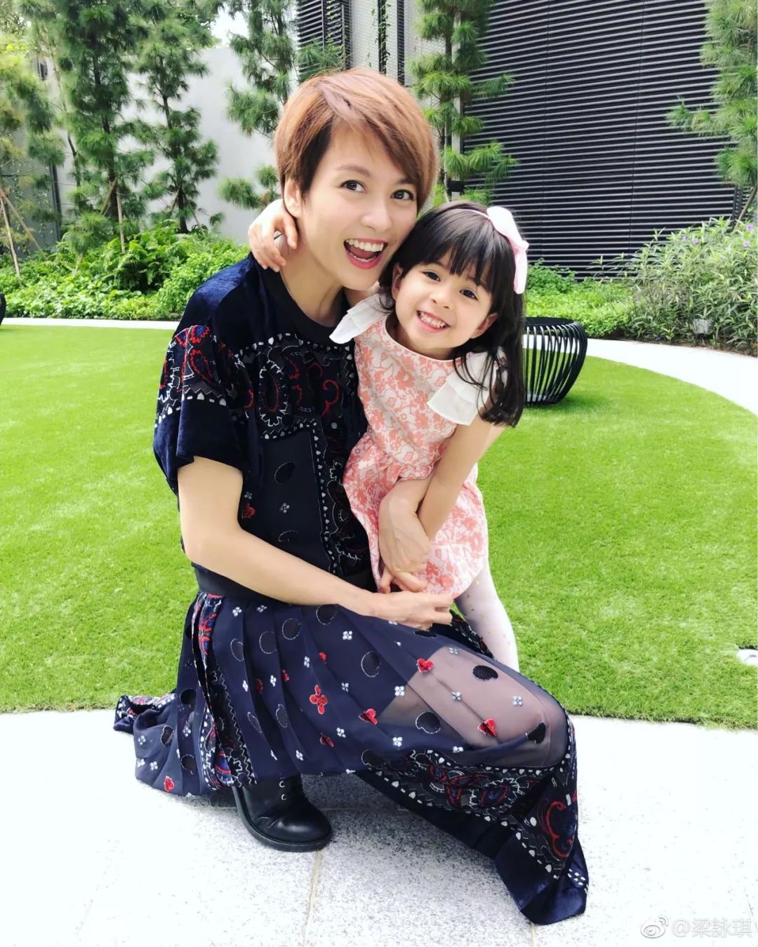 ​都说小糯米神似杨幂美到犯规，梁咏琪女儿的混血颜才堪称一绝