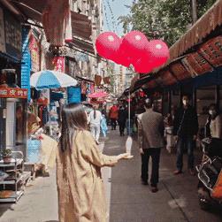 向对面出租屋射了一箭：80后妈妈王莹在城中村的实验艺术