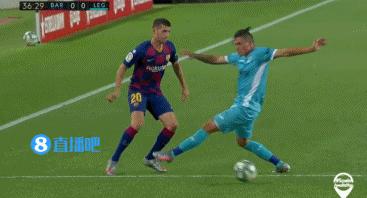 梅西被抱摔,球王梅西回归首场比赛破门