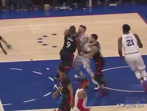 勒布朗詹姆斯冲突瞬间,詹皇肘击后道歉