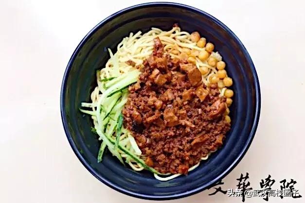 全武汉只有这所大学校门上跑火车，以前嫌弃现在却又舍不得