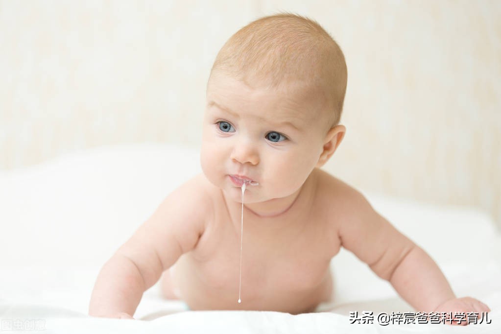 宝宝吐奶太严重急死人,出生十几天婴儿吐奶怎么办