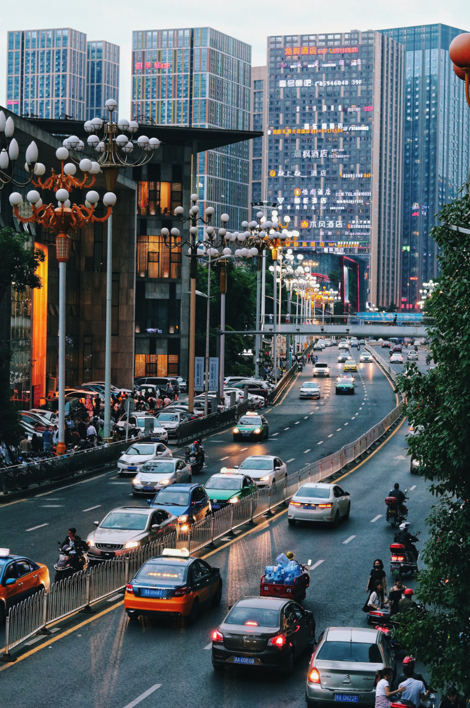 草莽江湖？电梯棚户？超大楼盘花果园，对贵阳年轻人意味着啥？