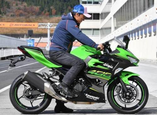 川崎小忍者400最新售价,川崎小忍者400和z400哪个比较好