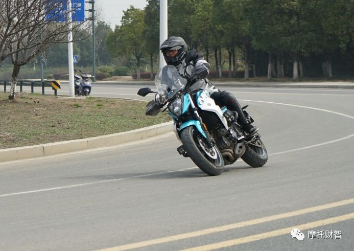 400排量颜值担当,春风400nk和ktm250duke哪个好