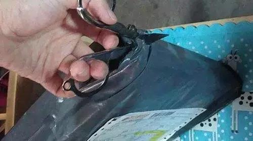 女子拆开包裹吓瘫,女子拆快递毁容