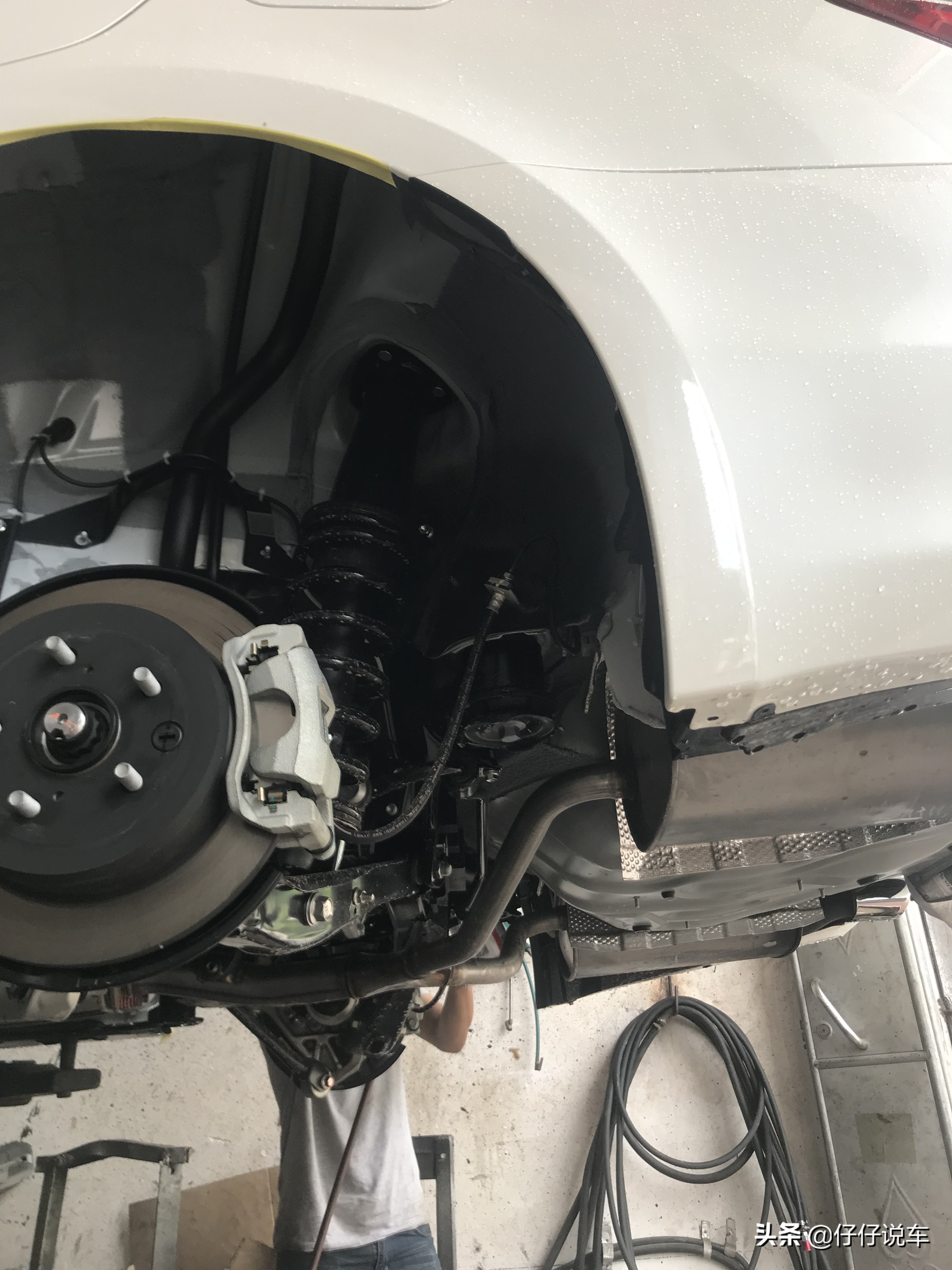 吉利帝豪新车自带底盘装甲吗,新车装底盘装甲多少钱手工费