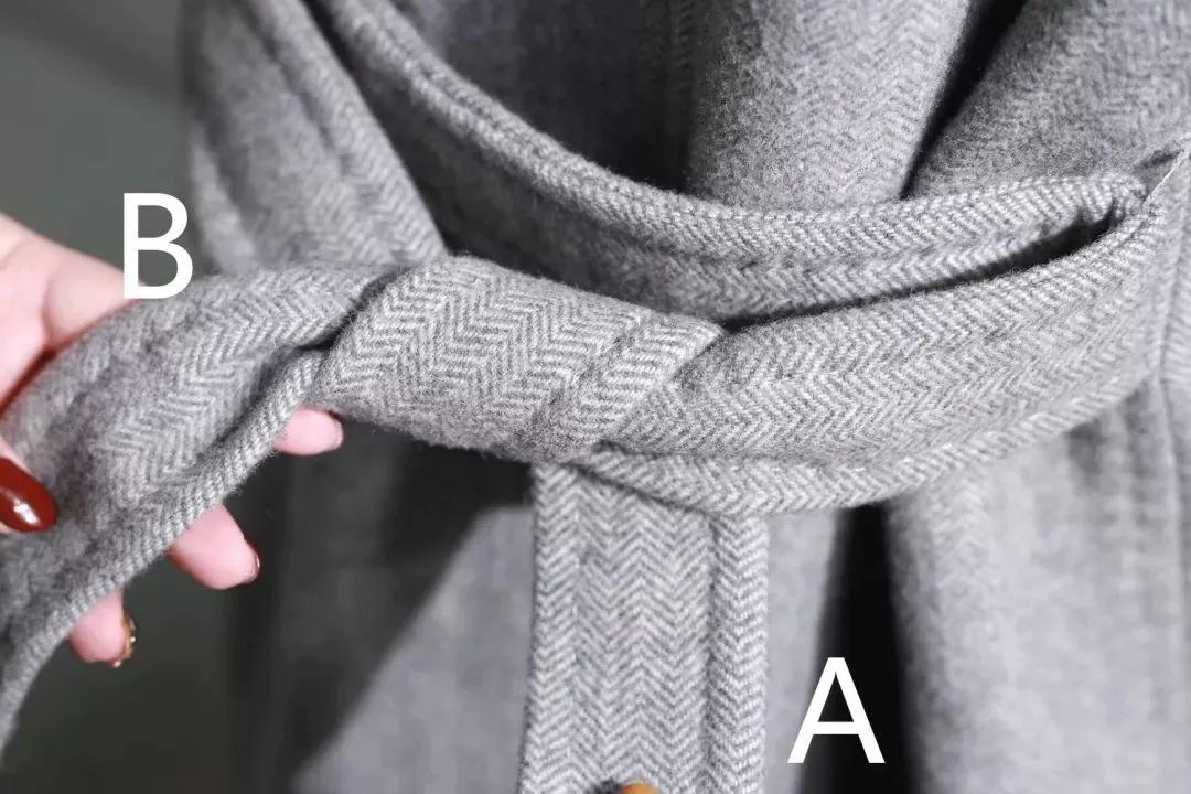 皮风衣腰带后面系法,风衣后面的腰带怎么系好看