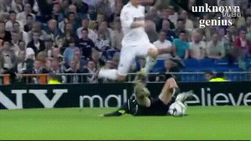 球王假装老人踢足球,内马尔假摔和c罗假摔哪个多