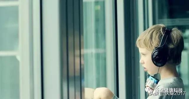 自闭症嘴里发出声音自我刺激,自闭症孩子的自我刺激方式