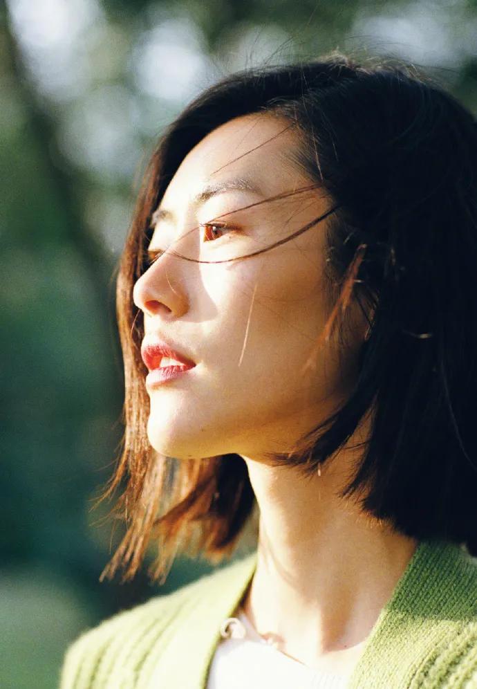 模特拍照姿势怎么调,模特拍视频如何保持松弛感