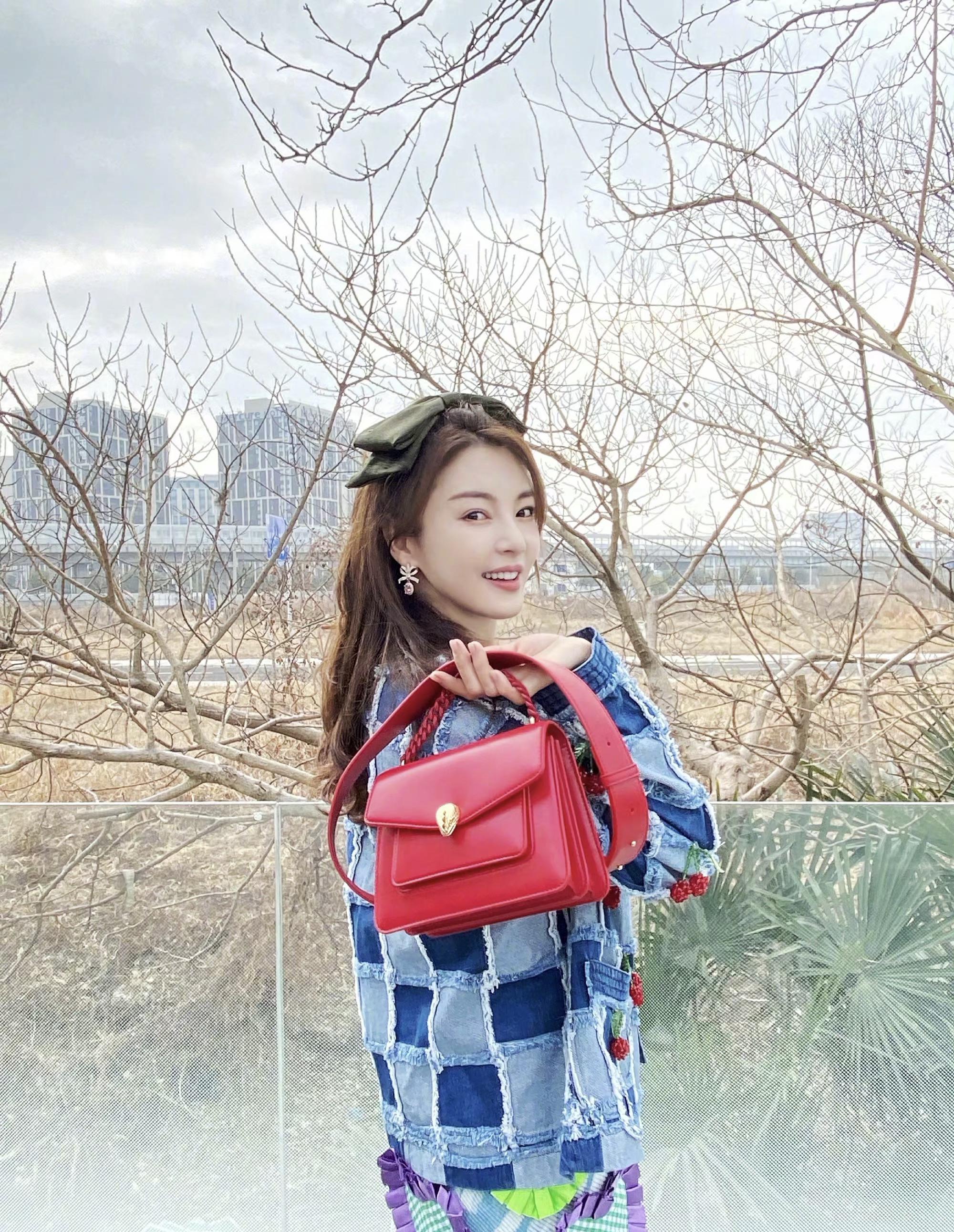 张雨绮泰国穿搭吊带小黑裙,张雨绮夏季私服穿搭