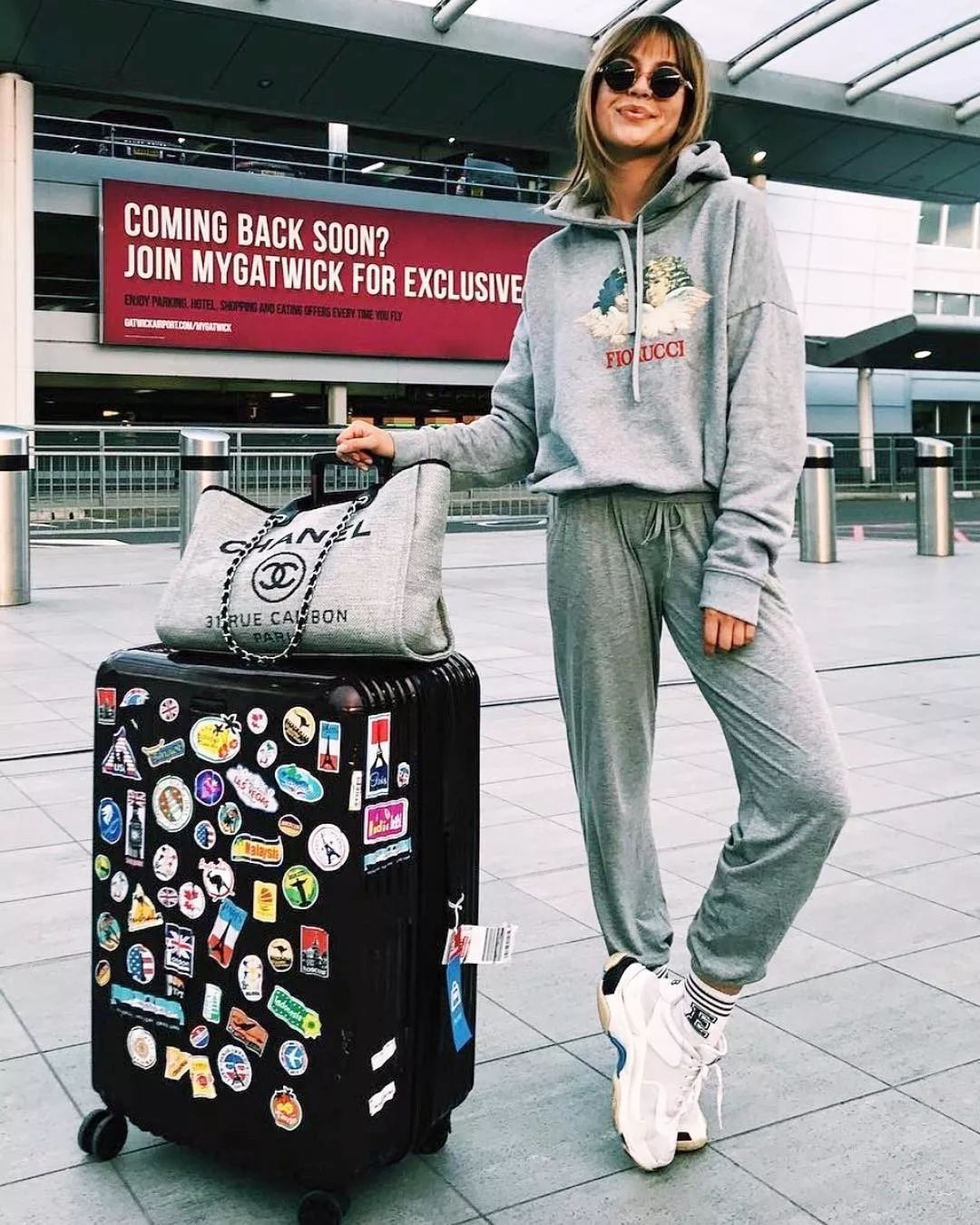 人间芭比lisa白色衣服跳舞,人间芭比lisa穿蓝衣服跳舞