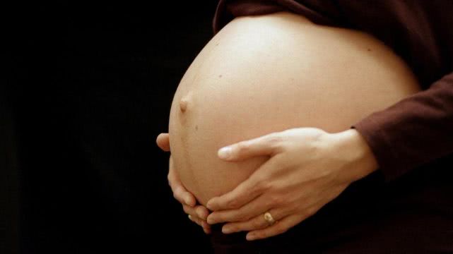 乌干达助产士操作不当，将婴儿拉出又推回，*力暴**拉扯致其身首异处