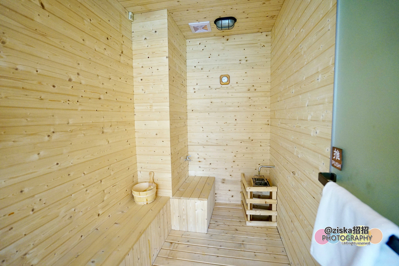 小伙探索神秘洞穴视频,小伙独自探索深山神秘古墓