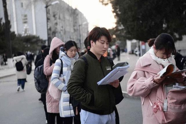 读研后才明白，“保研生”和“考研生”差距明显，难怪导师偏心