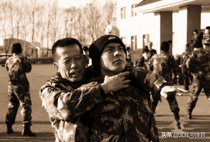 被人抓住了衣领还手有责任吗,被人抓住衣领违法么