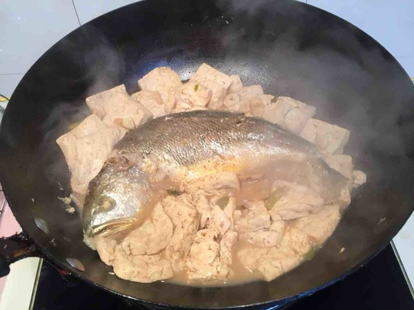 炖鱼汤一般什么鱼炖的好吃,炖鱼汤要用什么鱼做才好吃有营养