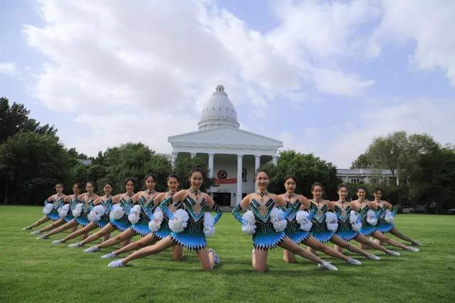 千人晚宴、体育狂欢、明星路演……玩转校园文化，尽享大学魅力！