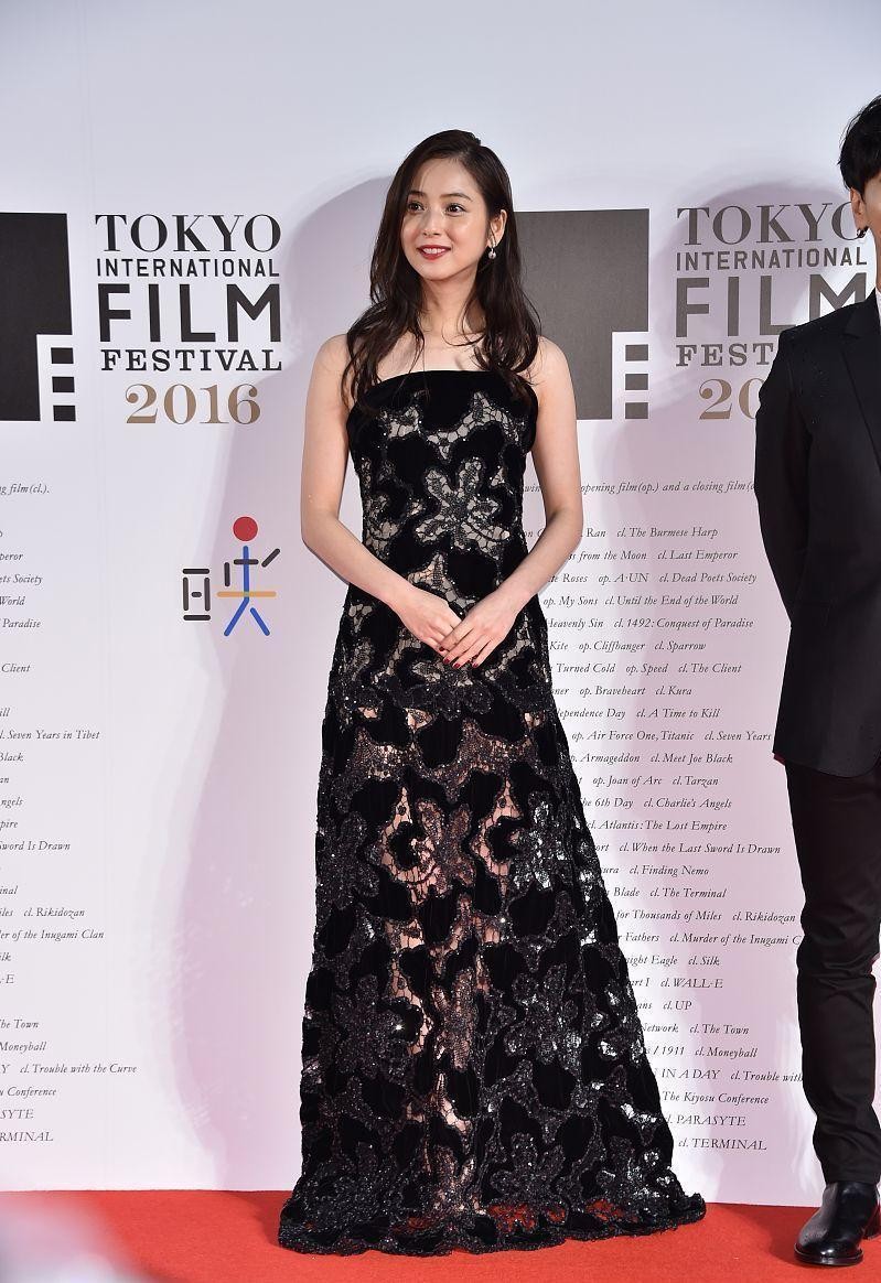 佐佐木希气质太纯了，33岁穿白裙好似偶像女主，看着挺温柔的