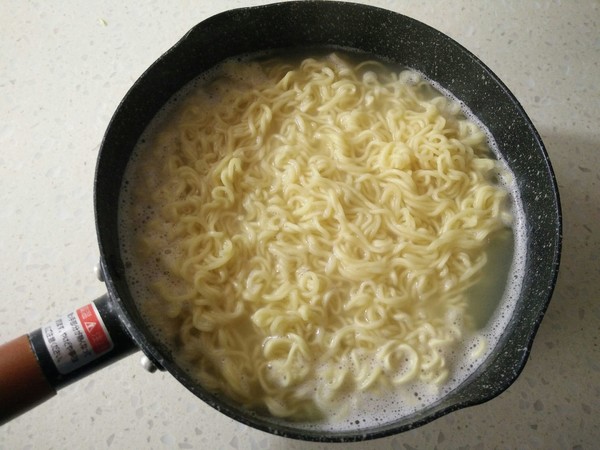 既简单又好吃的方便面做法,超级好吃的方便面做法不用料汁