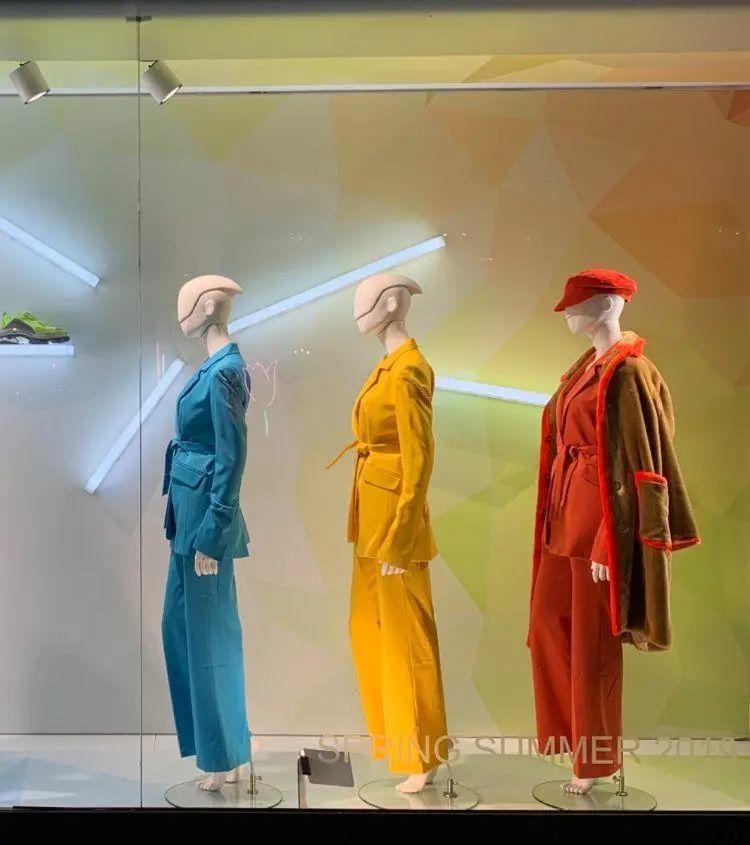 复古服装店陈列搭配展示,国外大牌服装店陈列