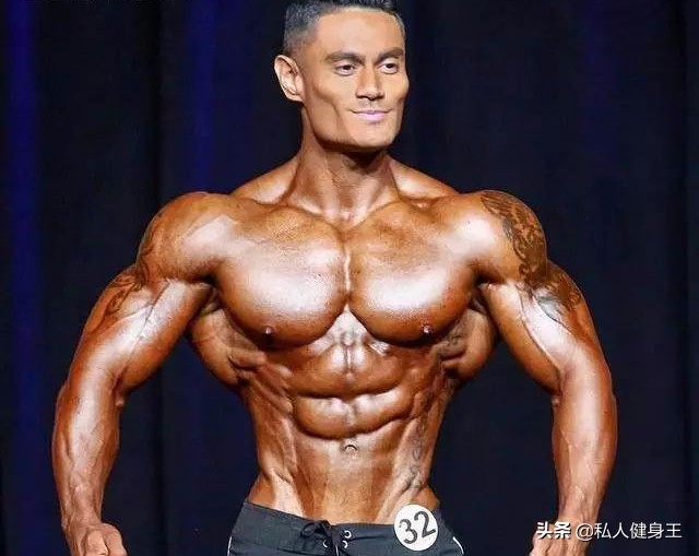 如何把肩部的三角肌练出来,如何锻炼三角肌让肩膀肌肉凸显