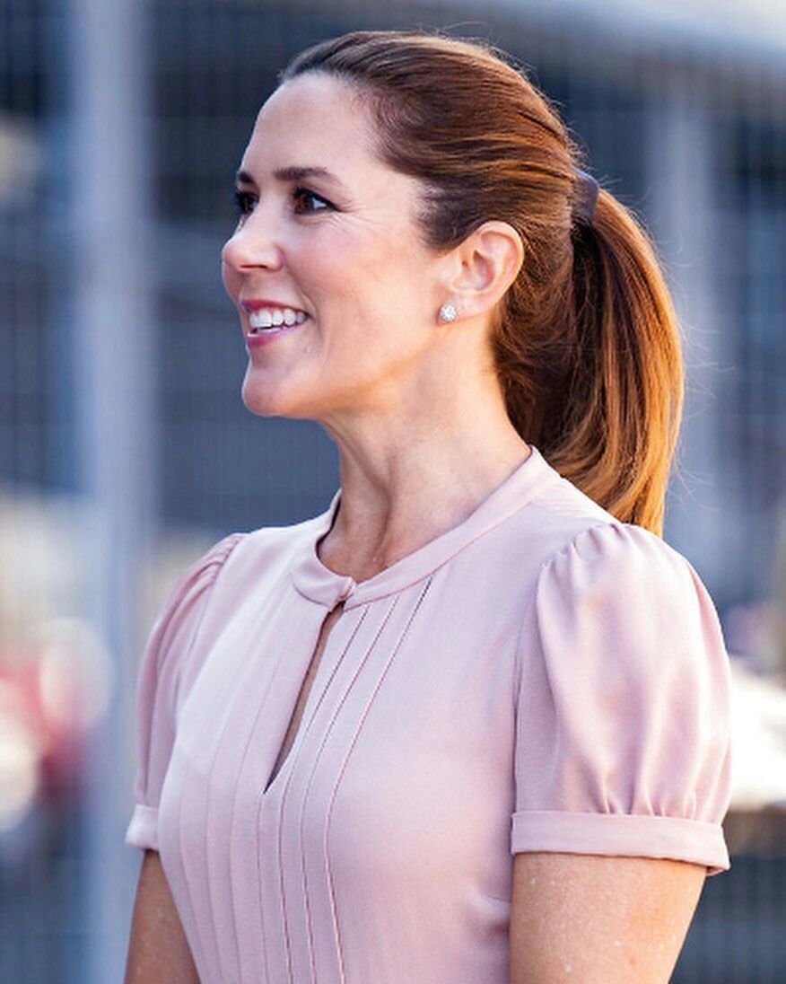 丹麦王储妃出席活动,丹麦王储妃粉裙