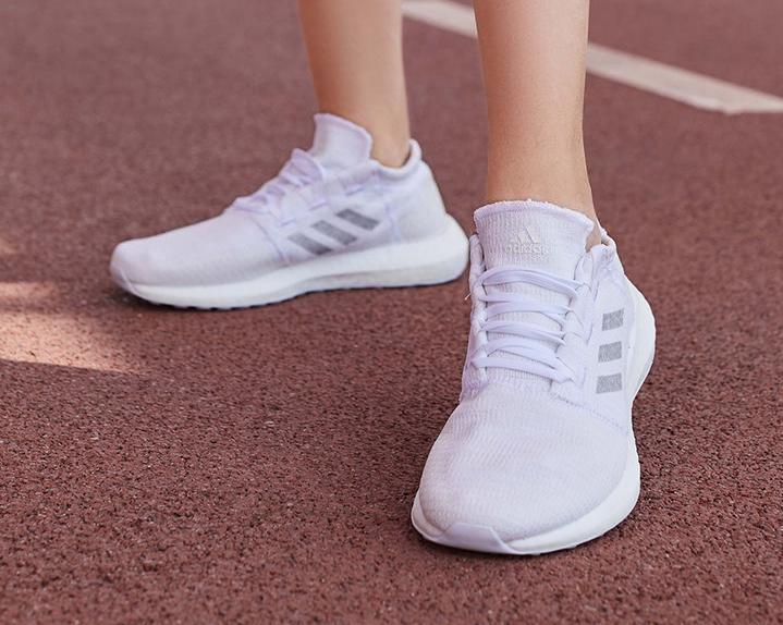 adidas带足弓支撑的运动鞋,adidas带有boost的篮球鞋