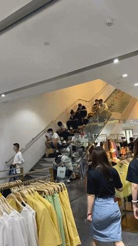 央视出手封杀！穿吊带逛寺庙，礼佛露大腿，这群“佛媛”简直疯了