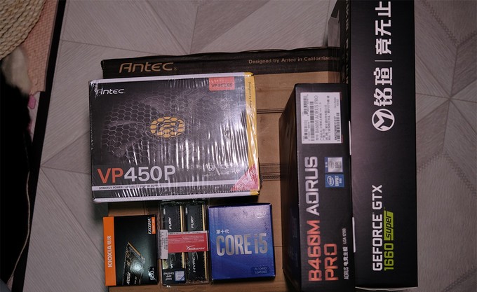 我给我老婆配了一台他们单位最好的电脑，让她再也没有理由划水