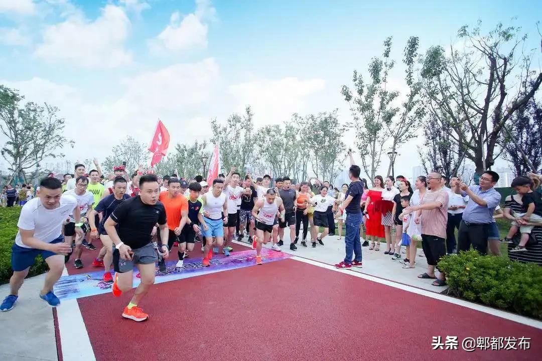 菁蓉湖荧光夜跑,郫县菁蓉湖公园夜跑