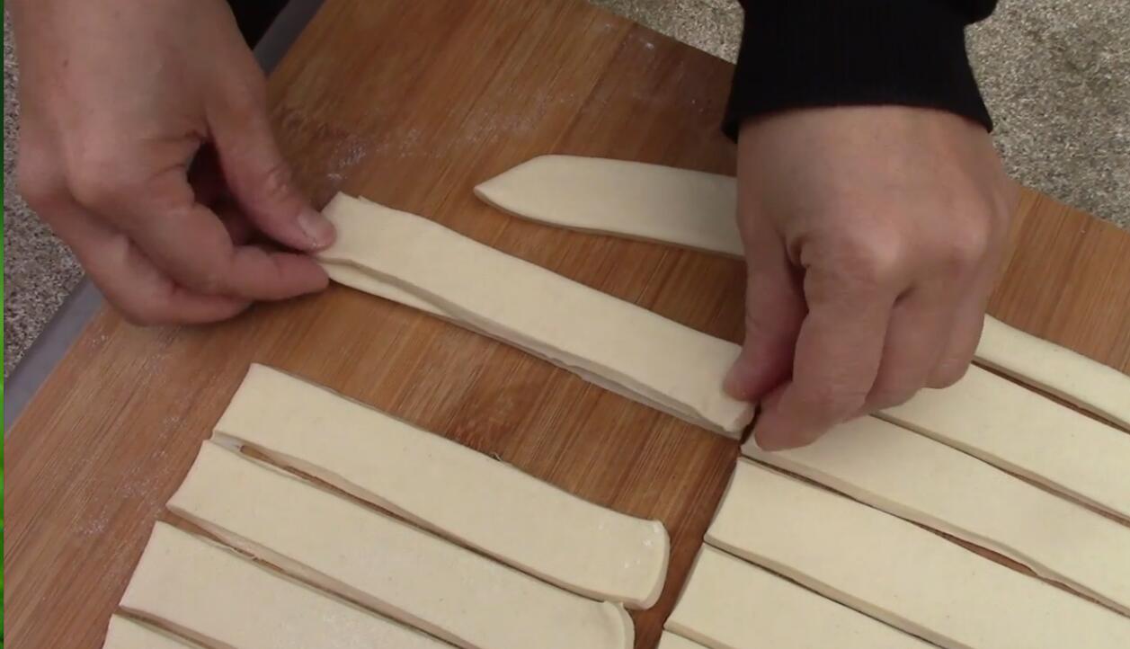 怎样炸外皮酥脆的油条绝密配方,如何快速炸油条又脆又蓬松