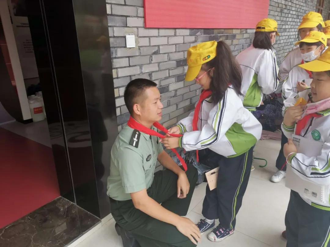 国防教育是幼儿的必修课,国防教育进校园童心共筑中国梦
