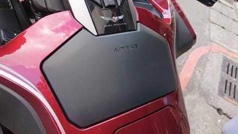 本田金翼旅行摩托视频,摩托车中的劳斯莱斯哈雷