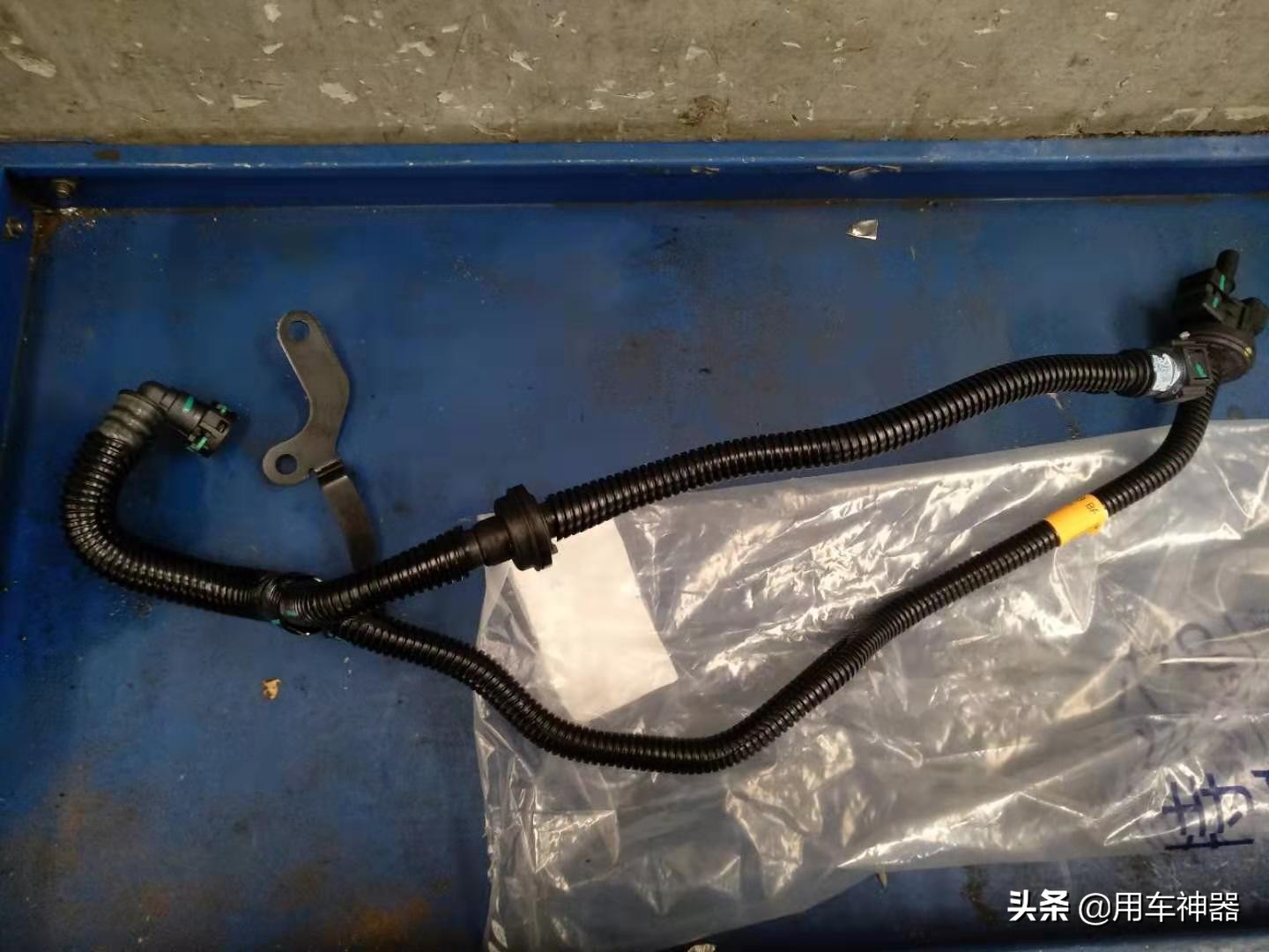 发动机舱突突突异响是怎么回事,过烂路发动机舱有异响怎么回事