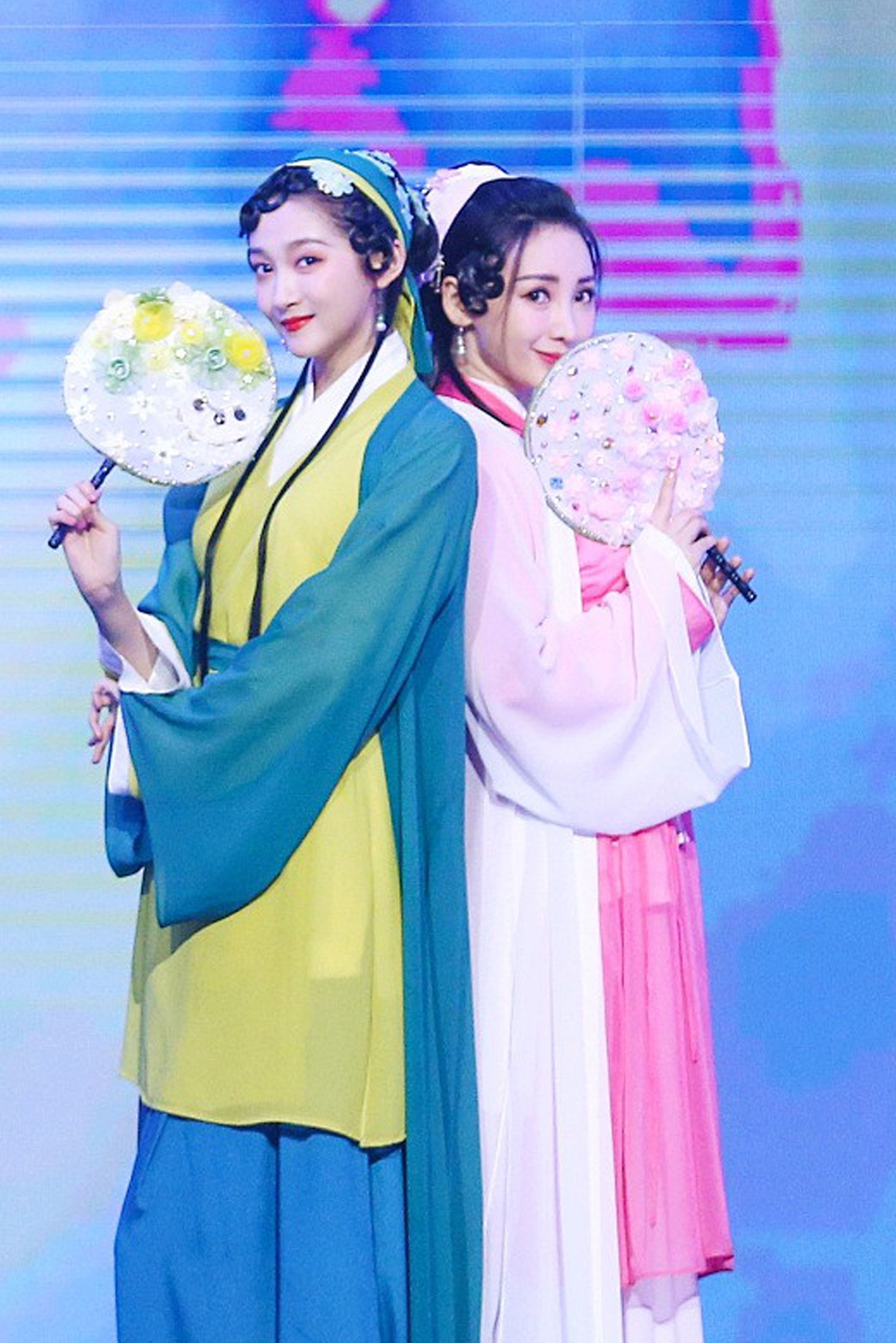 柳岩关晓彤cos青蛇白蛇秀舞姿,柳岩和关晓彤演青蛇白蛇跳舞