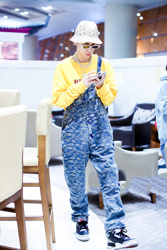 AJ鞋让众多明星转身当“潮男”！女星穿了比男性还man，醉了