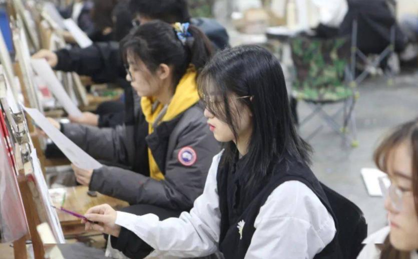 大学毕业后才知道,原来“美术生”发展空间很广阔,大学生很庆幸