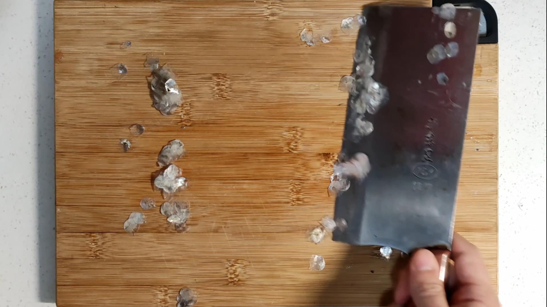 23年一级大厨分享鱼去鳞妙招，1个塑料袋，鱼鳞不飞溅不粘案板