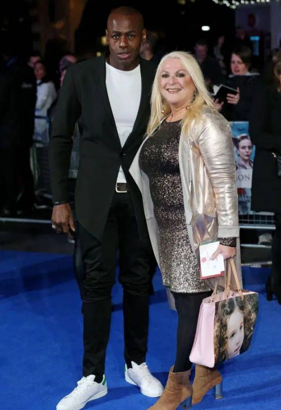 57岁名嘴凡内莎减重22公斤，拍性感内衣引网友热议