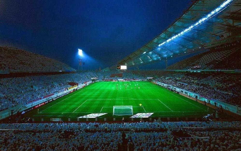 斥资300亿的体育场,上海耗资300万的足球场