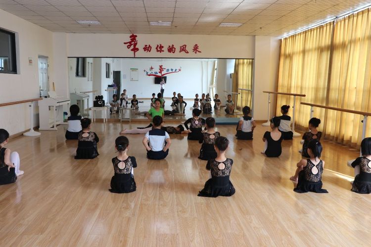 郑州新徽实验学校直播,郑州新徽实验学校喜迎元旦