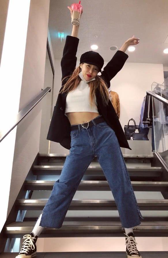 韩国女明星金泫雅粉色裙子跳舞,金泫雅冬日穿搭