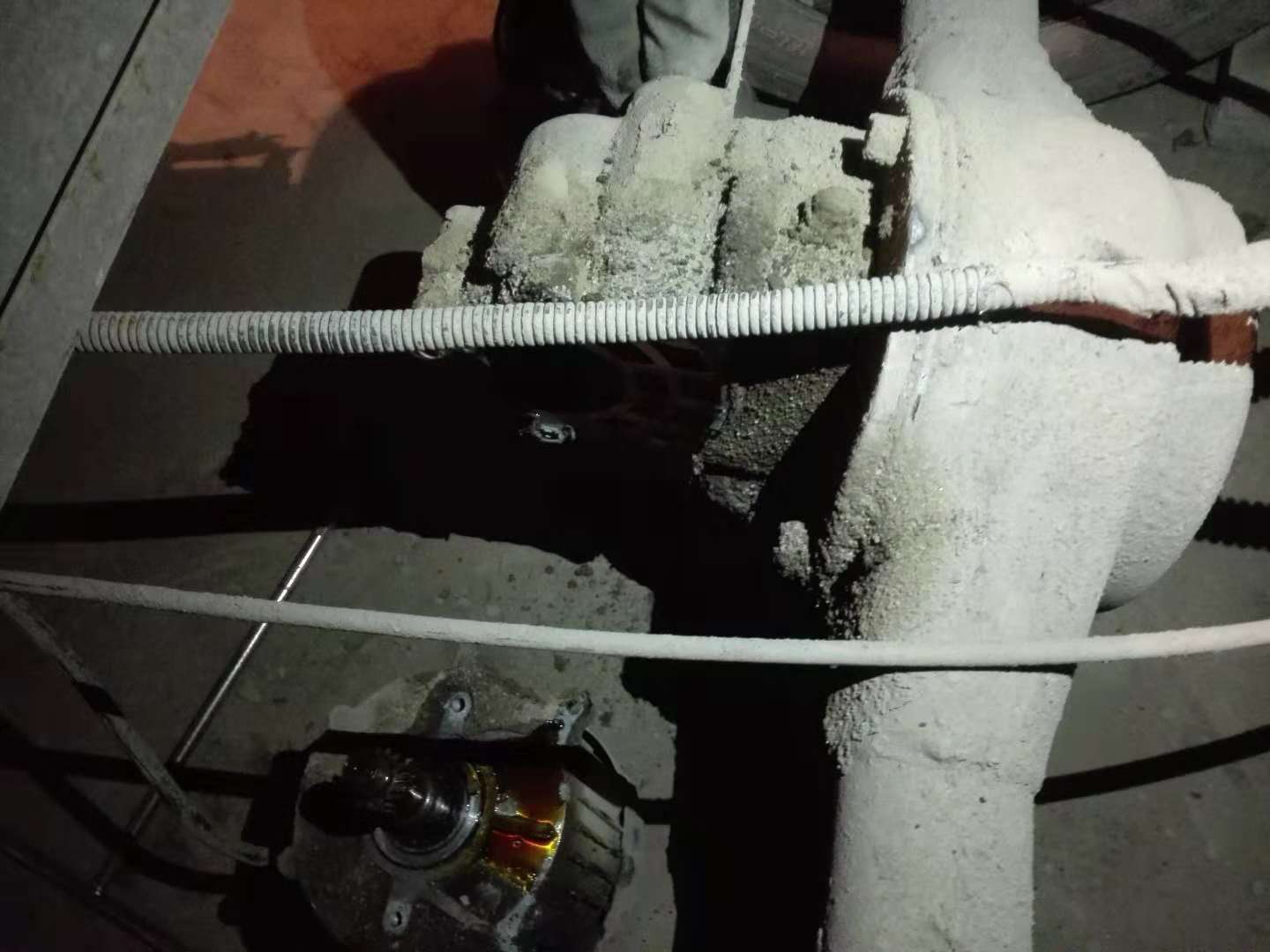 电动三轮车下坡后轮突然卡死,电三轮车后轮转一下就卡死