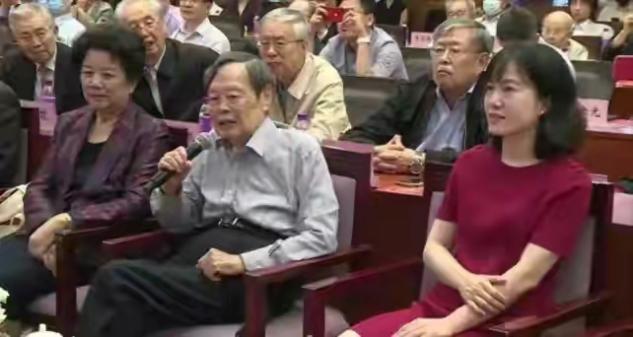 翁帆与杨振宁结婚原因,翁帆与杨振宁子女合照