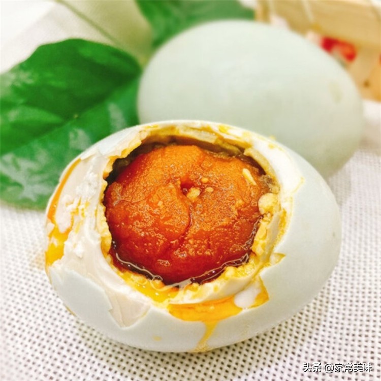 咸鸭蛋腌制方法流油咸度适中,腌咸鸭蛋方法一看就会